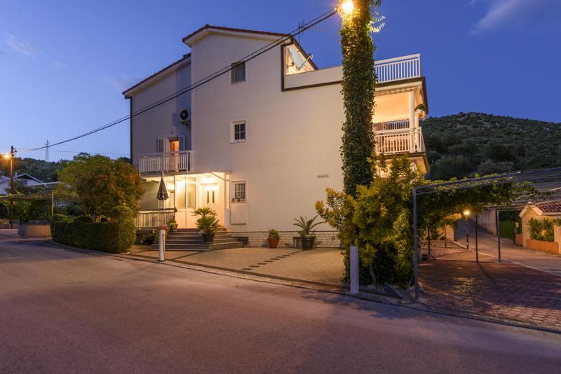 Apartments Luka - Trogir, Marina 150M From The Beach Zewnętrze zdjęcie